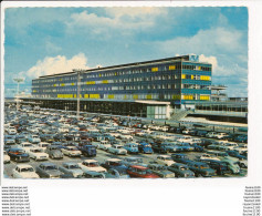 ♥ PEU COURANTE ♥ Carte ( Format 15 X 10,5 Cm ) AEROPORT DE PARIS ORLY Les Terrasses Et Le Parking VOITURE AUTO 2cv - Aeronáutica - Aeropuerto