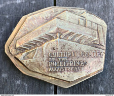 Grosse Médaille CULTURAL CENTER OF THE PHILIPPINES 1969 Signé E. CASTRILLO  Katotohanan Kagandahan Kabaitan ( Pilipinas - Non Classés