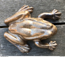 Sculpture En Bronze Ou Laiton GRENOUILLE Au Dos DOMMARTIN ( Objet Publicitaire De La Fonderie ?  Peut-être ) - Bronces