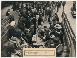 FRANCE - Photo De Presse Keystone - La Grève Du Rail : Les Voyageurs En Voiture (Paris - Toulon En Camionnette...) - Europe