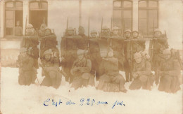 MILITARIA - Régiment - Bleus 247 Anciens 70 - Groupe De Soldat Avec Leurs Armes Dans La Neige - Carte Postale Ancienne - Regimientos