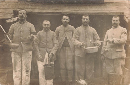 MILITARIA - Cuisiniers Au Front - Ustensiles De Cuisine - Louches Et Marmites - Soldats - Carte Postale Ancienne - Personnages