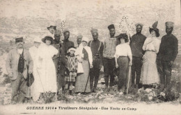 MILITARIA - Guerre 1914 - Tirailleurs Sénégalais - Une Visite Au Camp - Carte Postale Ancienne - Guerre 1914-18
