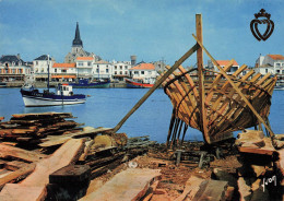 St Gilles Croix De Vie * Chantier De Constructions De Bateaux * Le Port , Un Chalutier En Construction - Saint Gilles Croix De Vie