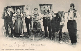 FOLKLORE - Costumes - Unterwaldner Bauern - Paysans Avec Des Outils D'agriculture - Carte Postale Ancienne - Trachten