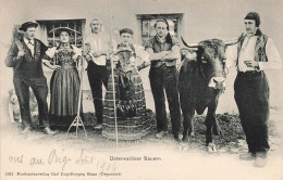 FOLKLORE - Costumes - Unterwaldner Bauern - Paysans Avec Des Outils D'agriculture - Carte Postale Ancienne - Costumi