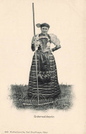 FOLKLORE - Costume - Unterwaldnerin - Femme En Costume Traditionnelle Avec Un Râteau - Carte Postale Ancienne - Trachten