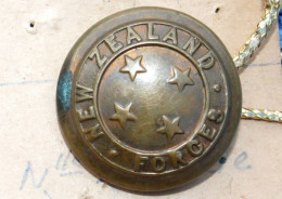 BOUTON UNIFORME NEW ZEALAND FORCES MILITAIRE NOUVELLE ZELANDE ARMY MILITARY 24mm / BUTTON MILITARIA (2203.357) - Botones