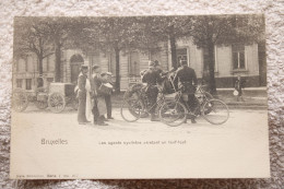 Bruxelles "Les Agents Cyclistes Arrêtant Un Teuf-teuf" - Transport Urbain En Surface