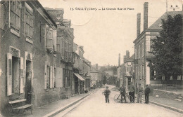 FRANCE - Vailly (Cher) - La Grande Rue Et Place - Groupe De Jeunes - Carte Postale Ancienne - Otros & Sin Clasificación