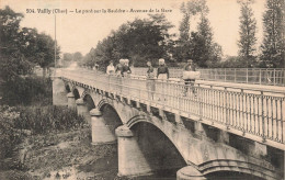 FRANCE - Vailly (Cher) - Le Pont Sur La Sauldre - Avenue De La Gare - Pont - Animé - Carte Postale Ancienne - Andere & Zonder Classificatie