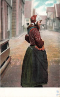 FOLKLORE - Costumes - Fille - Marken - Carte Postale Ancienne - Vestuarios