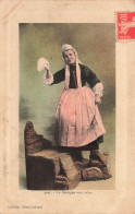 FOLKLORE - La Bretagne Vous Salue - Carte Postale Ancienne - Costumes