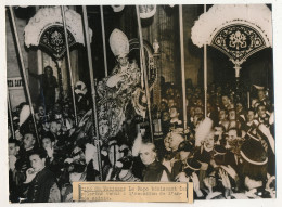 VATICAN - Photo De Presse Keystone - Le Pape Bénissant Les Pélerins Venus à L'occasion De L'Année Sainte - Célébrités