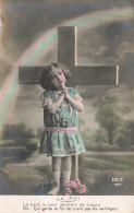 ENFANTS - Une Petite Fille Priant - Colorisé - Carte Postale Ancienne - Portretten