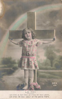 ENFANTS - Une Petite Fille Tenant Les Bords Horizontales Du Crucifix - Colorisé - Carte Postale Ancienne - Retratos