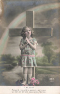 ENFANTS - Une Petite Fille Priant Devant La Croix - Colorisé - Carte Postale Ancienne - Retratos