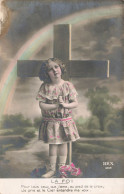 ENFANTS - Une Petite Fille Priant Devant La Croix - Colorisé - Carte Postale Ancienne - Portretten