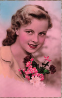 FANTAISIES - Une Fille Souriante Tenant Un Bouquet De Fleurs - Colorisé - Carte Postale - Vrouwen