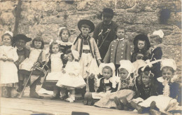 Concarneau * Carte Photo * Enfants En Coiffe Et Costume * Bretons Finistère * Fête Concours ? * Photographe Charles - Concarneau