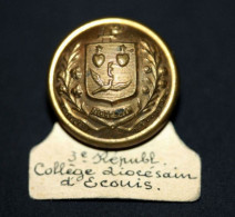 Rare Bouton D'uniforme D'école "Collège Diocésain D'Ecouis" 3ème République (Près Les Andelys) Normandie - Boutons