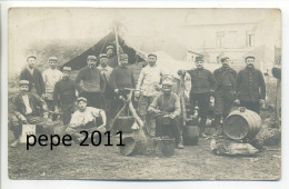 Carte Photo Originale Militaria - Groupe De Soldats Militaires - Campement - Guerre 1914-18