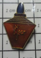 SP14  Pin's Pins / Beau Et Rare / THEME : PARFUMS / FLACON DE PARFUM 8e JOUR - Perfume