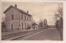 86 - MONTS SUR GUESNES - LA GARE  - SANS TRAIN MAIS AUTOMOBILE SUR LE QUAI - LE SILO AU SECOND PLAN - Monts Sur Guesnes