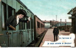 A L'ARRIVEE A .....JE VOUS ENVOIE LE BONJOUR FEMME AGITANT SON MOUCHOIR A LA FENETRE DU TRAIN - Gares - Avec Trains