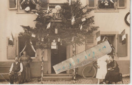 LE PONT ROUGE à Localiser - On Pose Devant Un Restaurant Orné De Drapeaux Tricolores En 1907 ( Carte Photo ) - A Identifier