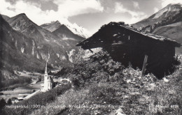 E343) HEILIGENBLUT Gegen Großglockner - Kärnten - FOTO AK Mit Holzhütte Vorne Und Blick Gegen Kirche - Heiligenblut