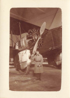 Aviation * Aviateur Et Son Avion * Type Modèle ? * Hélice * Photo Ancienne 9x6.4cm - Autres & Non Classés