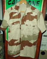 CHEMISETTE AVEC CAMOUFLAGE SABLE DE L'ARMEE FRANCAISE , TAILLE MILITAIRE 96 SOIT EN CIVIL  39-40  SOIT M VENDU DANS L' - Equipement