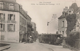 Dinard * Train Tramway , Ligne Chemin De Fer Ile Et Vilaine * Le Carrefour De L'horloge * Hôtel Des Bains - Dinard