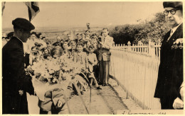 Olonne * Carte Photo * L'Hommage Des ... * Cérémonie Fête Du 8 Mai 1949 * Enfants Villageois Personnalités - Other & Unclassified