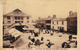 CHALANS - VENDEE -  (85)  -  CPA ANIMEE DE 1941 - LA PLACE DU MARCHE ET SALLE DES FÊTES - BEL AFFRANCHISSEMENT POSTAL.. - Challans