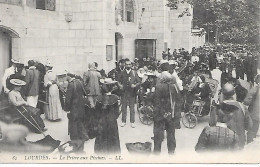 LOURDES ( 65 )  - La Prière Aux Piscine - Heilige Plaatsen