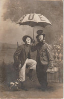 Deux Clowns Qui S'abritent Sous Un Parapluie ( Carte Photo ) - Circus