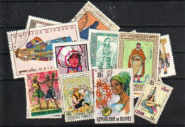 Les Costumes Traditionels. Beau Lot De 20 Timbres Oblitérés Tous Differents, Tous Grands Formats . Lot # 1 - Mezclas (max 999 Sellos)