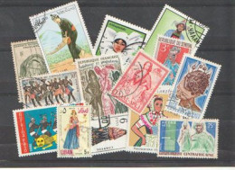 Les Costumes Traditionels. Beau Lot De 20 Timbres Oblitérés Tous Differents, Tous Grands Formats . Lot # 3 - Mezclas (max 999 Sellos)