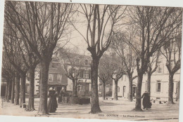 Morbihan :  GOURIN     : La  Place  Plantée, Fontaine - Gourin