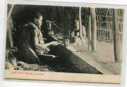 OUGANDA UGANDA Carte RARE Bark Cloth Beating Artisans Indigènes Au Travail    1900   Dos Non Divisé   D05 2021 - Ouganda