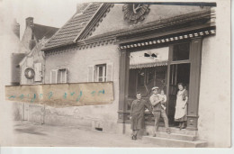 NERIS LES BAINS - On Pose Devant Une Boutique à Localiser ( Carte Photo ) - Neris Les Bains