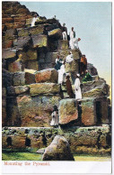 CPA DND NV - MOUNTIG THE PYRAMID Escalade De La Pyramide - L&H N° 13 Colorisée, Non Voyagée, Dos Non Divisé - LE CAIRE - Pirámides