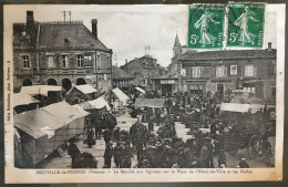 NEUVILLE-de-POITOU - Le Marché Aux Légumes Sur La Place De L'Hôtel De Ville Et Les Halles - 1912. Cachet Ambulant - Neuville En Poitou