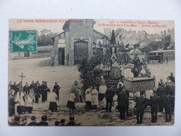 Saint Pierre Eglise, La Procession De La Fête Dieu, Arrivée Au Reposoir - Saint Pierre Eglise