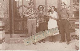 Un Buraliste Qui Pose Fièrement Devant Son Café à Localiser ( Carte Photo ) - A Identifier