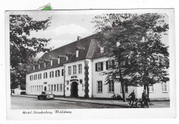 CPSM ANIMEE WOLFSBURG, AUTO VOITURE ANCIENNE DEVANT L'HOTEL STEIMKERBERG, Format 9 Cm Sur 14 Cm Environ, ALLEMAGNE - Wolfsburg