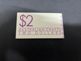 18-12-2023 (2 W 29) Australia Stamp Booklet (with Set Of 4 Mint Stamps) Australian Craft $ 2.00 Booklet - Postzegelboekjes