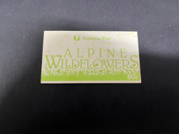 18-12-2023 (2 W 29) Australia Stamp Booklet (with Set Of 4 Mint Stamps) Australian Alpine Flowers 80 Cents Booklet - Postzegelboekjes